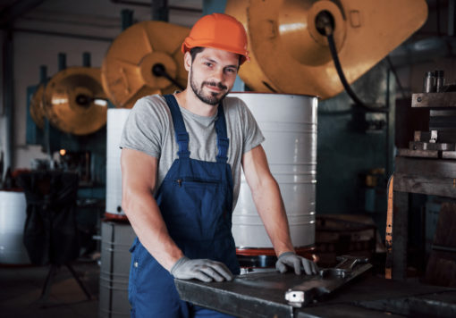 https://enterworks.eu/assets/pictures/global/_jobImage/portrait-young-worker-hard-hat-large-metalworking-plant.jpg - Gépkezelő operátor