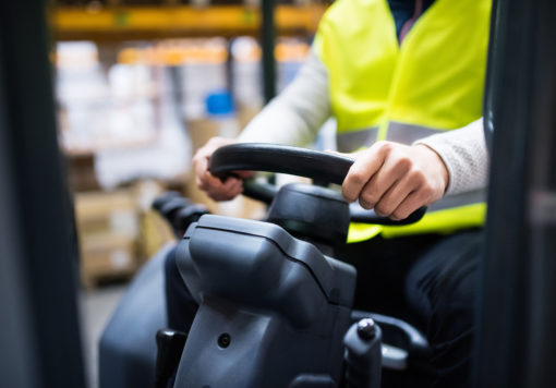 https://enterworks.eu/assets/pictures/global/_jobImage/warehouse-man-worker-with-forklift-2021-08-26-12-07-53-utc-2.jpg - Targoncavezető